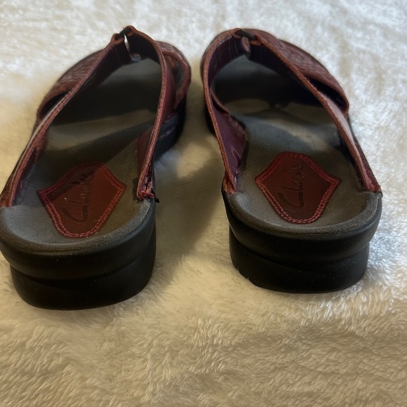 Clarks Maroon Woven Sandals Leather - Picture 2 of 4